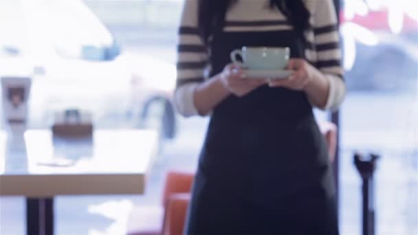 Close-up van de serveerster houden van koffie — Stockvideo
