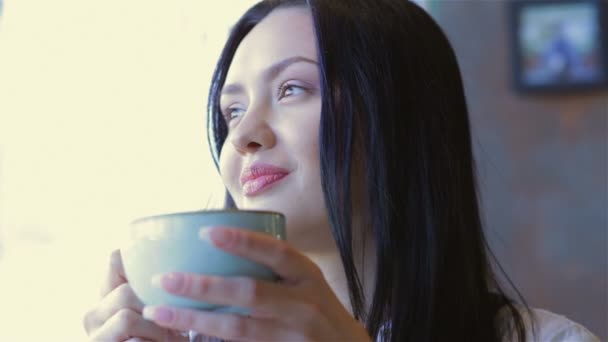 Современная красивая женщина завтракает — стоковое видео