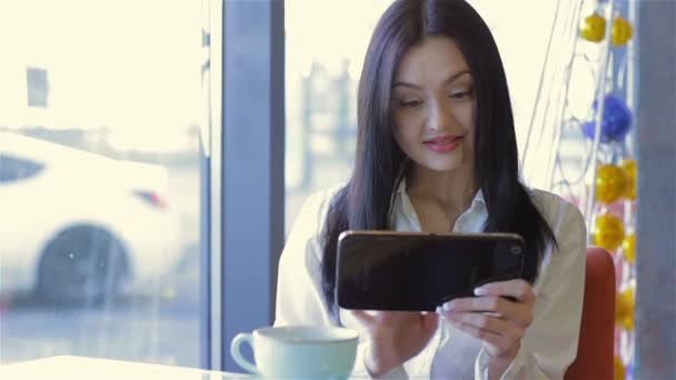 Menina bonita verificando notícias — Vídeo de Stock