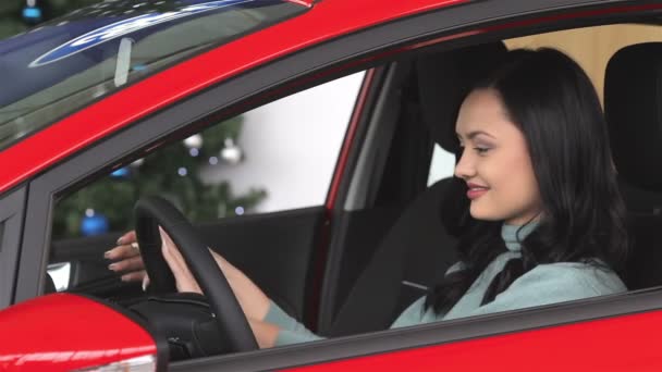 Comprador mulher fazendo thumps-up no carro — Vídeo de Stock