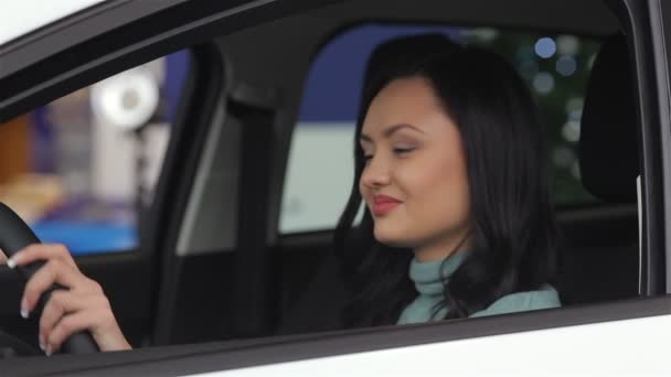 Femme souriante montrant la clé de la voiture — Video