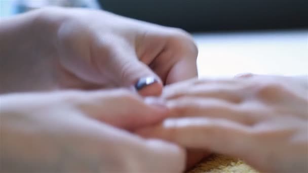 Zblízka prsty masírovat nehtový salon — Stock video