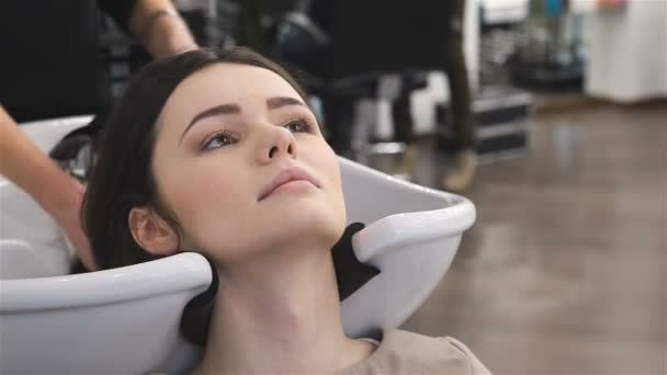 Krásná žena, umývat si vlasy — Stock video