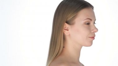 Güzel sarışın döner ve gülümsüyor