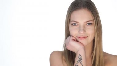 Kopya alanı üzerinde gösterilen bir dövme ile kız