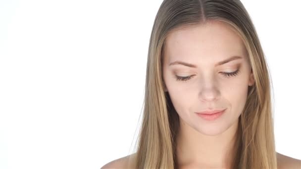 Ung blond kvinna med rena ansikte — Stockvideo