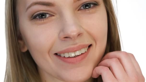 Belle fille modèle avec maquillage de beauté — Video