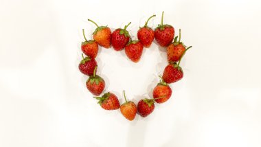 Beyaz arkaplanda çilek