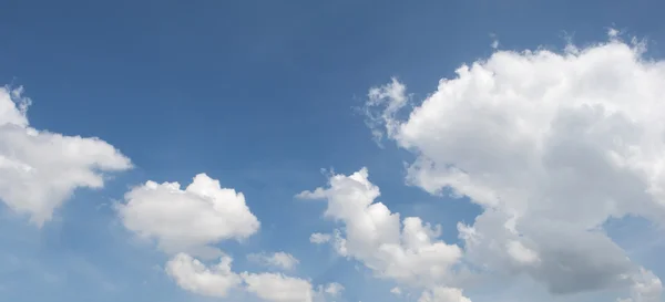 Céu e amontoados — Fotografia de Stock