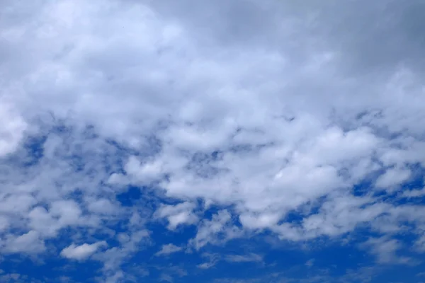 Nuvens no céu azul — Fotografia de Stock