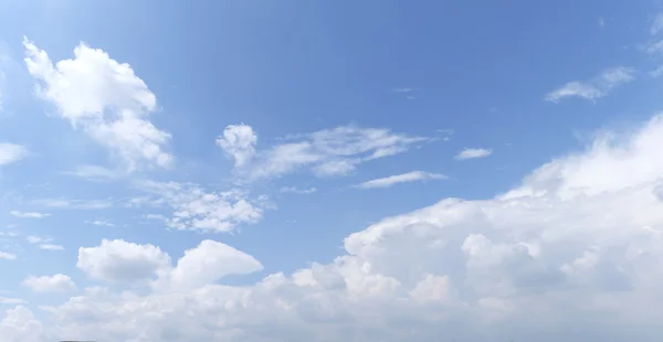 Nuvens no céu azul — Fotografia de Stock