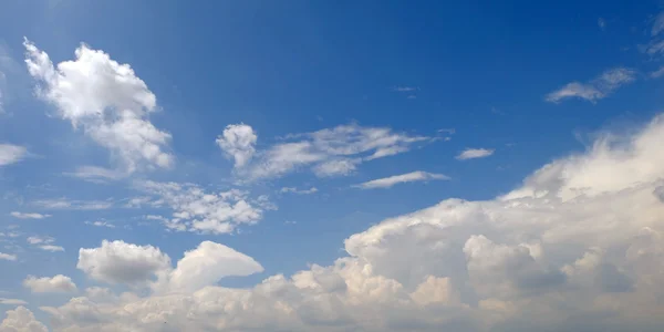 Nuvens no céu azul — Fotografia de Stock