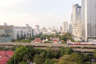 Bangkok, Tayland-Şubat 17:Bangkok toplu taşıma sistemi (Bts) Şubat günü güneşli günde siam Pathumwanaram tapınakta geçmek 17,2015