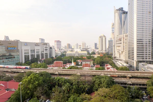 방콕, 태국-2 월 17:Bangkok 질량 교통 시스템 (Bts) 2 월에 화창한 날에 시암에 Pathumwanaram 사원 통과 17,2015 — 스톡 사진