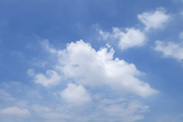 Langit biru dan clound, lembut fokus — Stok Foto