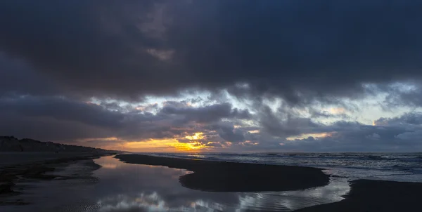 Beach günbatımı altın ışık yansımaları — Stok fotoğraf