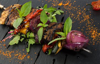 Baharat ile ızgara sebze