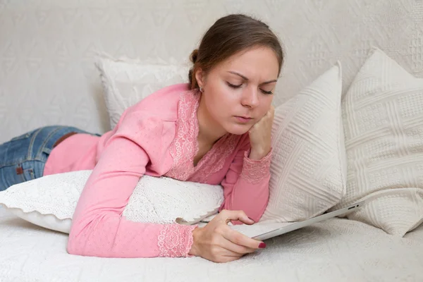 Joven mujer angustiada con touchpad leer malas noticias — Foto de Stock