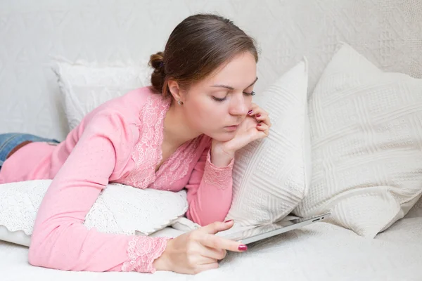 Mujer joven con touchpad leyendo información seria — Foto de Stock