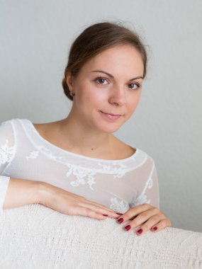 genç kadın kamera içine gülümseyerek relax ruh hali