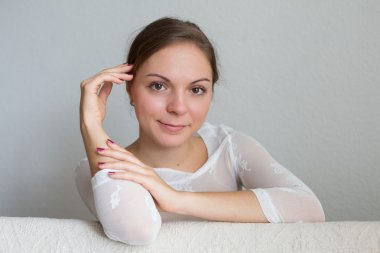 genç kadın kamera içine gülümseyerek relax ruh hali