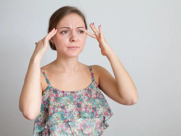 Jonge vrouw met de hand op het voorhoofd moe of sommige ziekte — Stockfoto