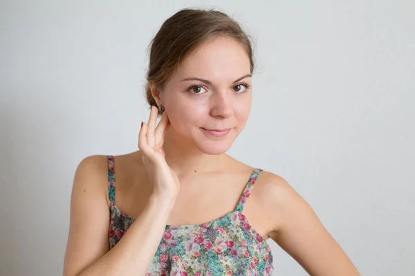 Jonge vrouw die lacht in camera in ontspannen sfeer — Stockfoto