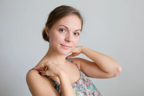 Young woman smiling into camera in relax mood — Stock Photo, Image