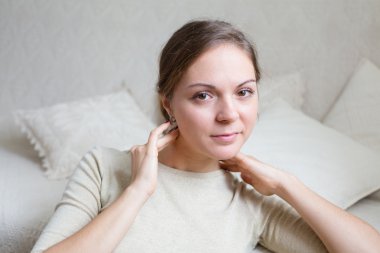 evde genç kadının boynuna dokunmadan relax ruh hali