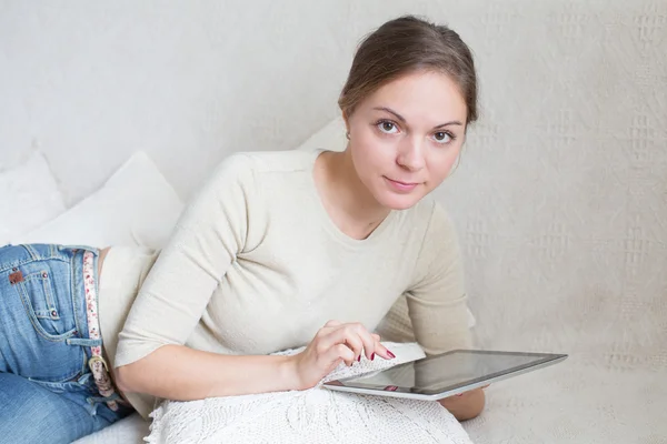 Ung kvinde med touchpad søger noget - Stock-foto