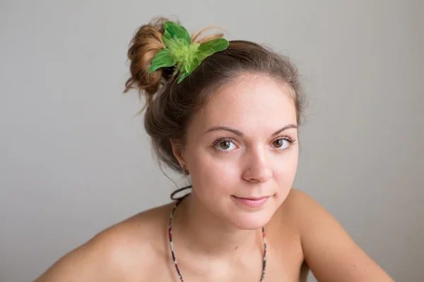 Mujer joven sonriendo en la cámara en el estado de ánimo de relax — Foto de Stock