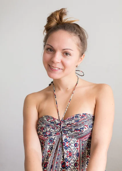 Young woman smiling into camera in relax mood — Stock Photo, Image