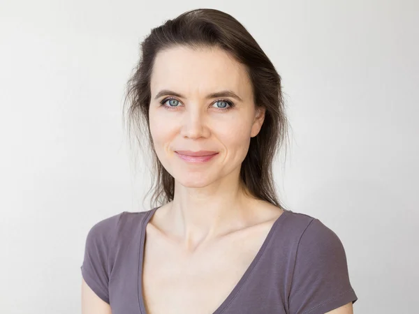 Woman with attractive smile looking into camera — Stock Photo, Image