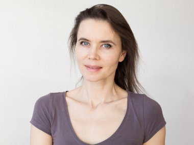 Kameraya bakarak çekici gülümseme ile kadın