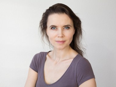 Kameraya bakarak çekici gülümseme ile kadın