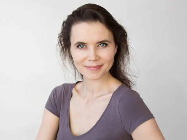 Woman with attractive smile looking into camera — Stock Photo, Image