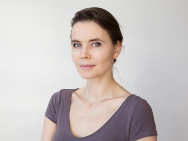 Kameraya bakarak çekici gülümseme ile kadın