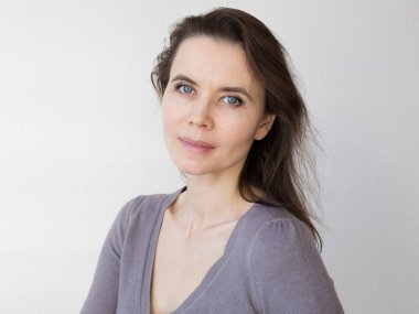 Kameraya bakarak çekici gülümseme ile kadın