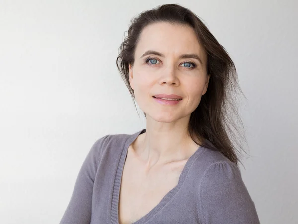 Mujer con sonrisa atractiva mirando a la cámara — Foto de Stock