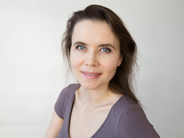 Mujer con sonrisa atractiva mirando a la cámara Imagen de archivo