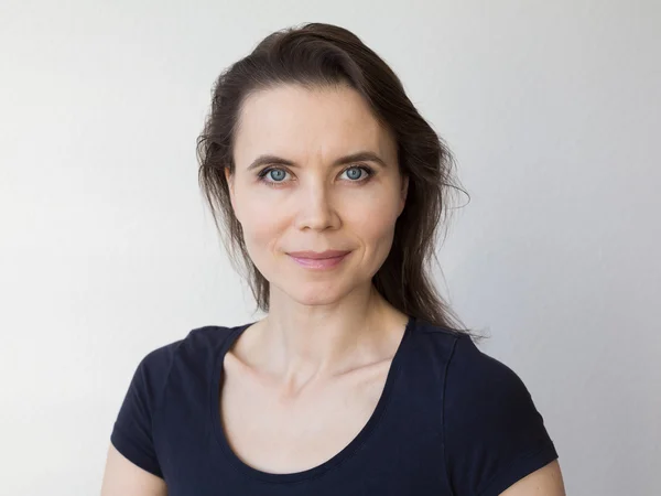 Woman with attractive smile looking into camera — Stock Photo, Image