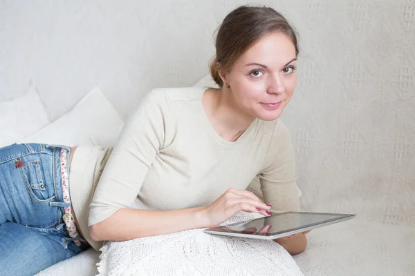 Ung kvinde med touchpad søger noget - Stock-foto