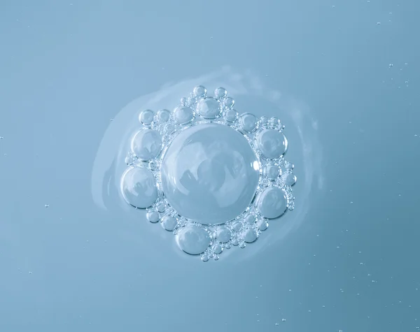 Seifenblasen auf der Wasseroberfläche — Stockfoto