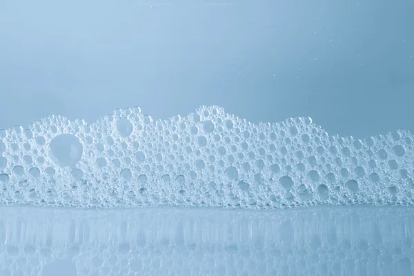 Grupa baniek mydlanych na powierzchni wody — Zdjęcie stockowe