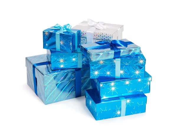 Varias cajas de regalo en colores azules aisladas en blanco Imagen de archivo