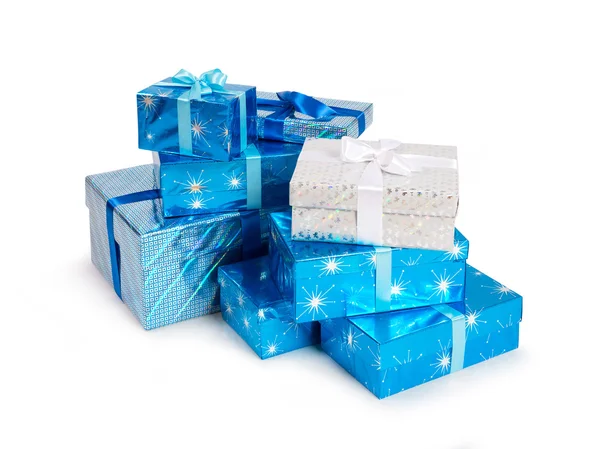 Varias cajas de regalo en colores azules aisladas en blanco Imagen de stock