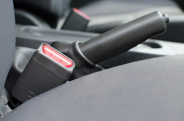 Ασφάλεια πόρπη στο μαύρο κάθισμα σε ένα αυτοκίνητο — Φωτογραφία Αρχείου