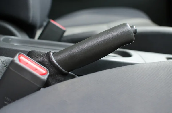 Close-up do freio de mão e do cinto de segurança — Fotografia de Stock