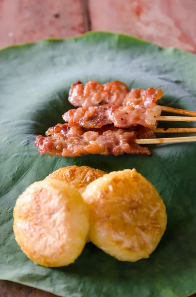 Asiatisches gegrilltes Schweinefleisch, thailändisches Essen auf Lotusblatt. — Stockfoto