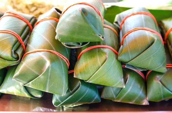 Thai-Stil Bananenblatt verpackt Lebensmittel, Schweinefleisch und Erdnüsse — Stockfoto